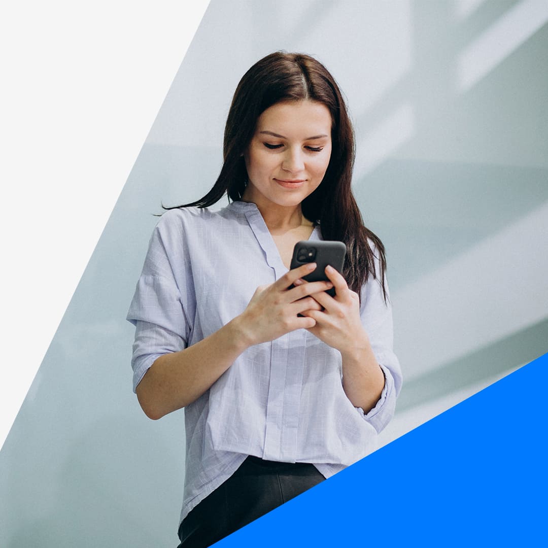 mujer sonriendo viendo celular